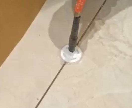 阳西瓷砖空鼓维修公司专业解答瓷砖在铺贴过程中，如果没有涂抹均匀到位的粘结材料（如水泥砂浆或瓷砖胶），可能会导致以下问题