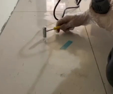 阳西瓷砖开裂维修公司专业分享瓷砖在铺贴前如果没有沥干水分，将会导致以下问题