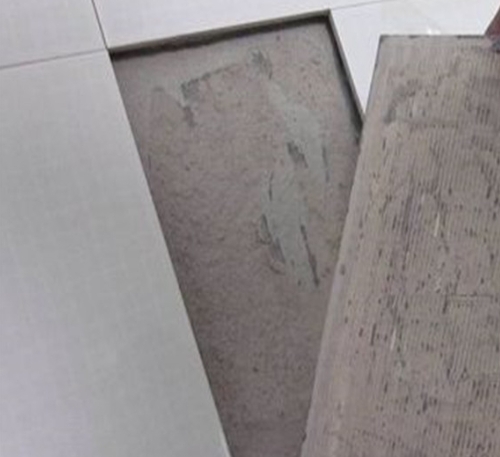 阳西瓷砖空鼓维修公司分享瓷砖铺贴时如果打浆（即涂抹在瓷砖背面和基层上的砂浆或瓷砖胶）过少，会带来以下问题